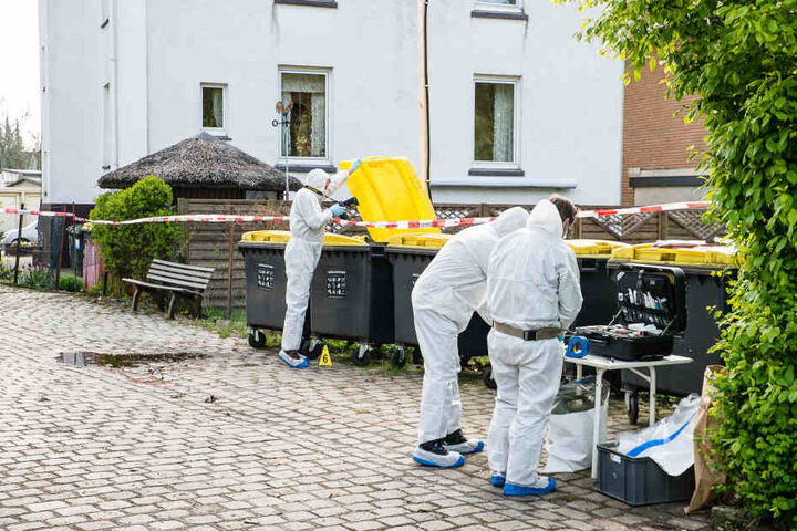 Überall wird nach Hinweisen gesucht. Einen Benzinkanister stellten die Ermittler bereits sicher.