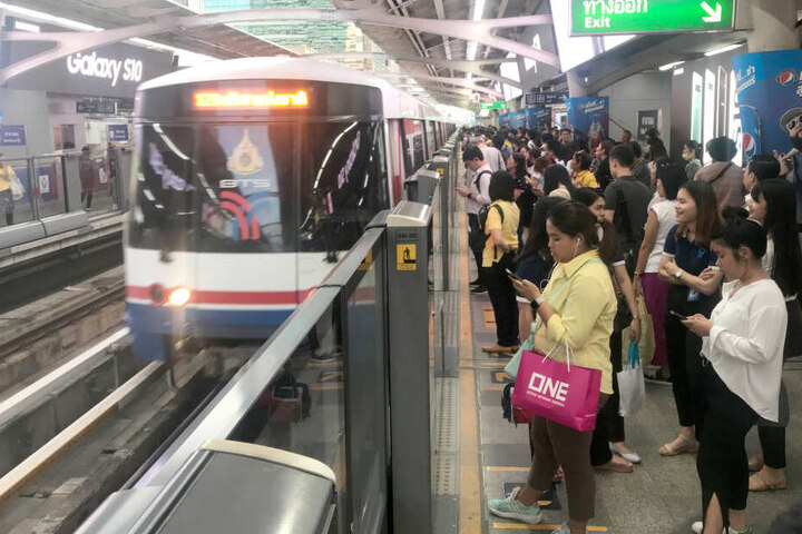 Hohe Glasscheiben an einem Bahnsteig in Bangkok (Thailand) des Bahnhofs Salah Daeng sorgen dafür, dass Passagiere bei der Einfahrt eines Nahverkehrszuges nicht auf die Gleise fallen oder gestoßen werden können.