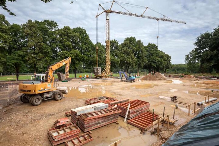 Die Baustelle der Sporthalle des Clara-Wieck-Gymnasiums in Zwickau. Dort fließen 2,7 Millionen Euro Fördergelder rein.