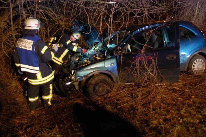 Der Opel landete nach dem heftigen Unfall im Straßengraben.