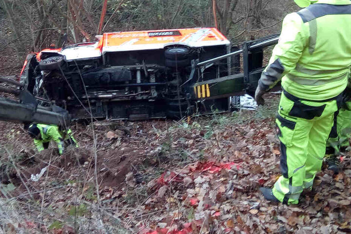 Das Fahrzeug samt Fahrer stürzte eine Böschung herab.