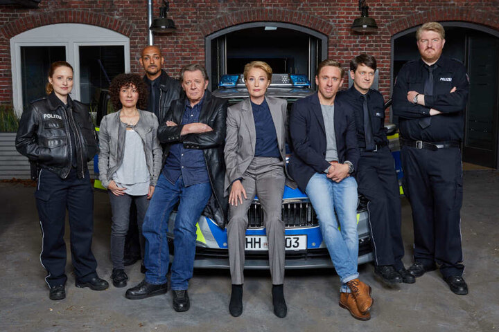 Die Schauspieler Wanda Perdelwitz (l-r), Maria Ketikidou, Patrick Abozen, Jan Fedder, Saskia Fischer, Peter Fieseler, Sven Fricke und Marc Zwin vom "Großstadtrevier".