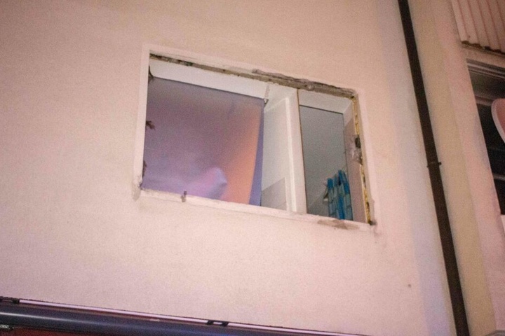 Die Druckwelle der Explosion sprengte das Fenster der Wohnung ab.