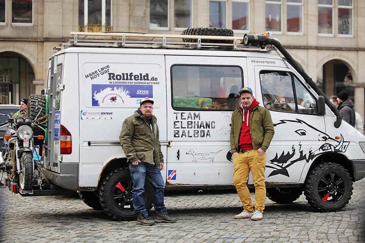 Auch Clemens und Adam (v.l.) sind mit ihrem Mercedes-Sprinter bei dem Abenteuer dabei.