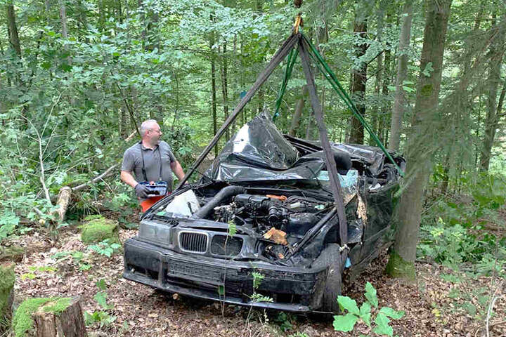 Der Abschleppdienst musste den BMW mit einem Kran bergen.
