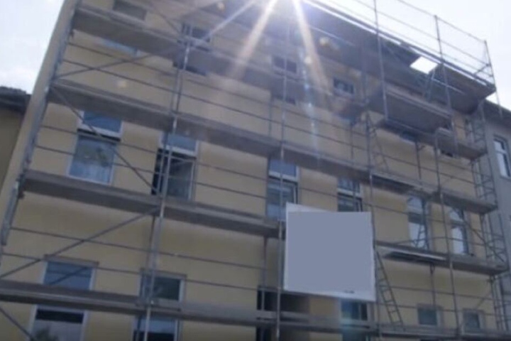 Die Arbeiten an der Augustenstraße sollen beendet sein. Die TV-bekannte Familie erwartet nun ein rauerer Umgangston.