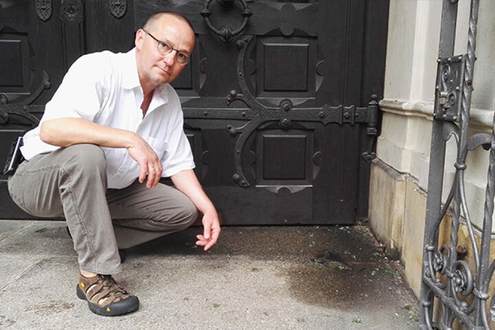 Pfarrer Eckehard Möller zeigt den angerichteten Schaden.
