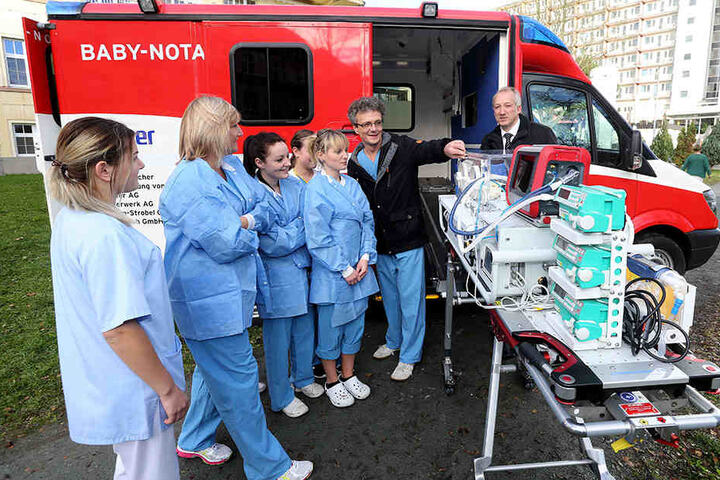 Dr. Axel Hübler (48, M.) zeigt seinem Team den "Brutkasten" des neuen Baby-Notarztwagens.