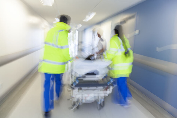 Das Mädchen kam mit schweren inneren Verletzungen ins Krankenhaus (Symbolbild).