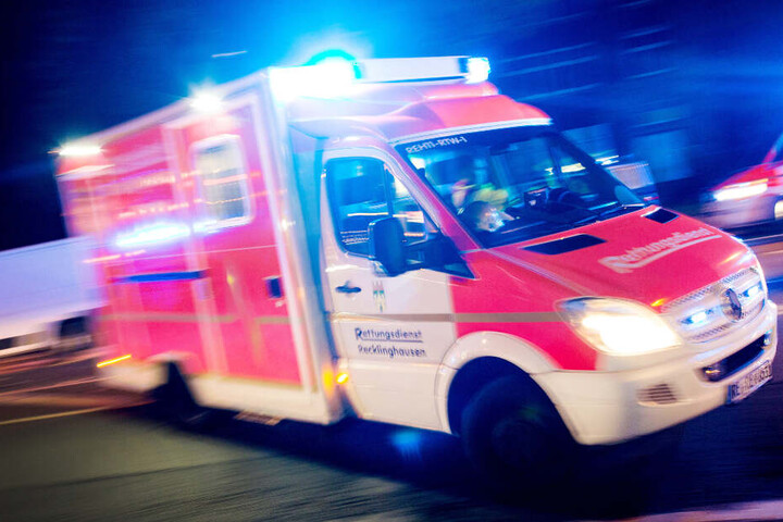 Ein Mann musste mit dem Rettungswagen ins Krankenhaus gebracht werden. (Symbolbild)