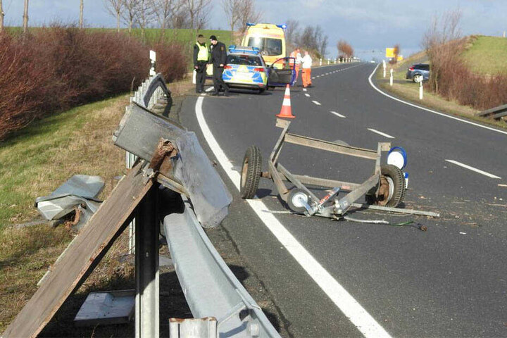 Der Aufbau des Anhängers wurde über die Leitplanke geschleudert. Das Fahrgestell blieb auf der Fahrbahn liegen.