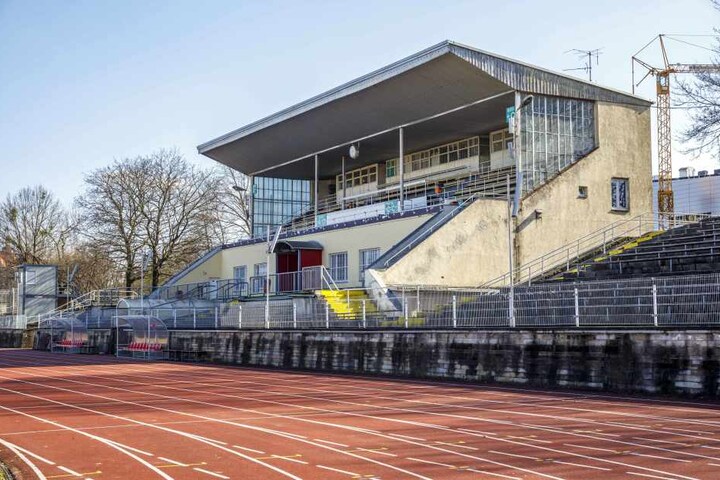 Die Südtribüne des Heinz-Steyer-Stadions muss abgerissen werden.