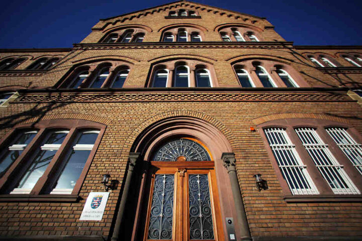 Vor dem Landgericht Limburg (Archivbild) sind zunächst sechs Verhandlungstage für diesen Fall eingeplant.