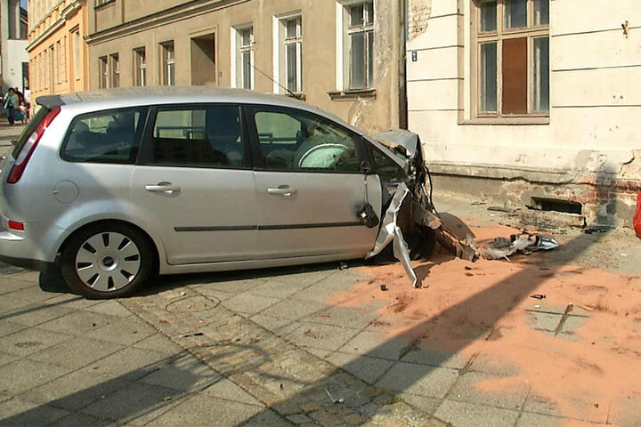 Womöglich krachte das Auto mit überhöhter Geschwindigkeit gegen eine Hauswand.
