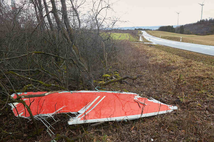 Teile des Windrades liegen am Rand der Kreisstraße.