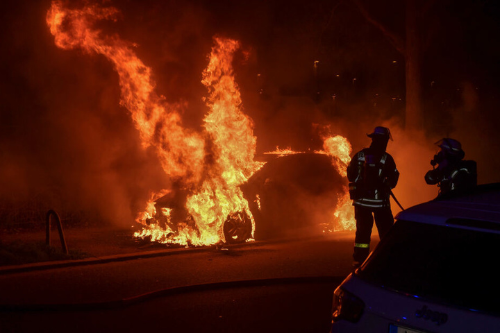 Die Feuerwehr konnte die beiden Opel nicht mehr retten.