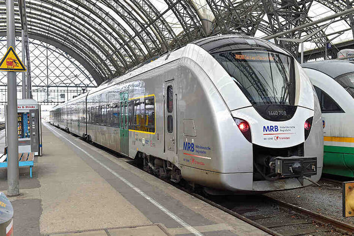 Ein Zug der Mitteldeutschen Regiobahn hält am Bahnhof. Für das Spiel der Chemnitzer in Leipzig wurde ein Extra-Halt eingerichtet, um die Tickets zu kontrollieren.