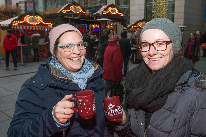 Getestet und für gut befunden: Kathrin und Natalia (beide 34) haben die Glühwein-Saison schon eröffnet.