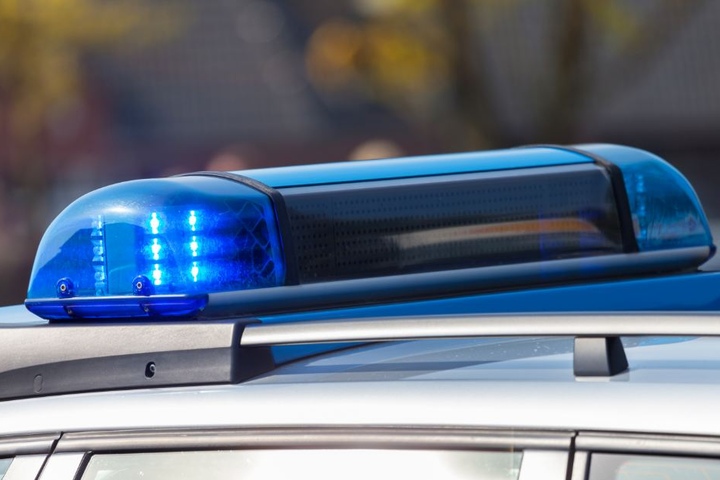 Die anrückenden Einsatzkräfte fanden ein Trümmerfeld auf der Autobahn vor. (Symbolbild)