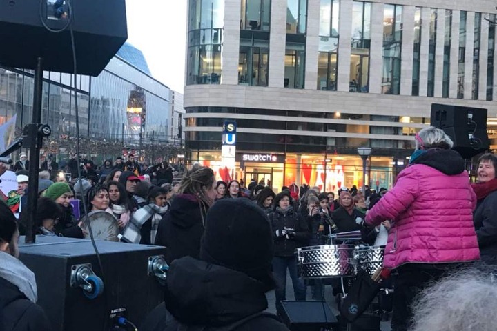 Auf der Bühne animierten auch Trommler die Menschentraube.