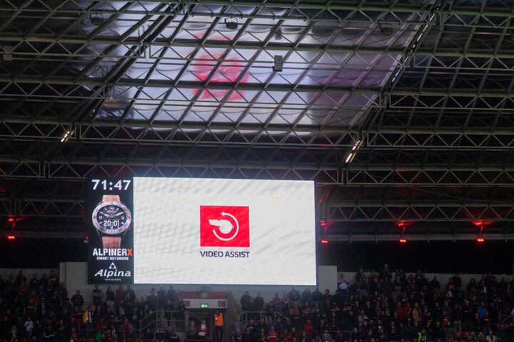 In seinem Rundumschlag teilte Bobic auch gegen den Video Assistant Referee (VAR) aus.