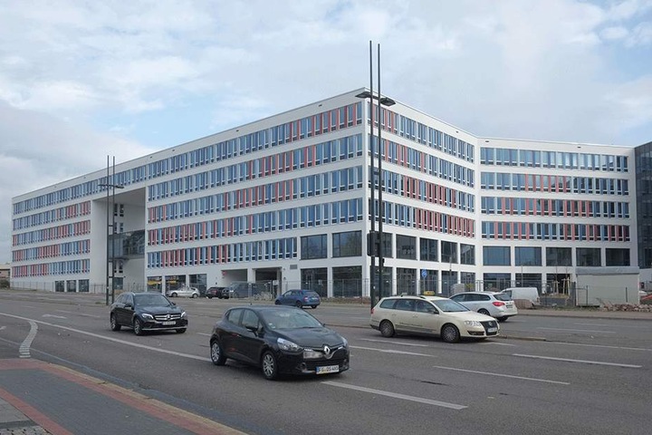 Neues Haus, neue Adresse? SPD, Linke und Grüne wollen den Platz "Friedensplatz" nennen.