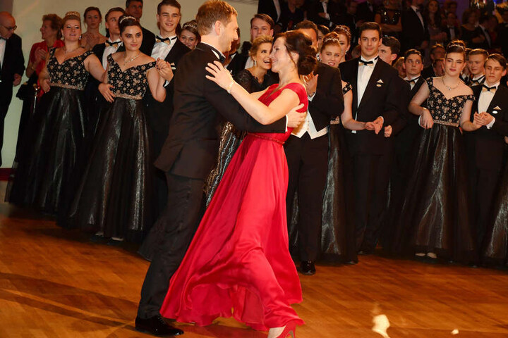 Der Ministerpräsident tanzt mit seiner Lebensgefährtin Annett Hofmann auf dem Semperopernball.