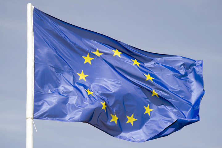 Die Europaflagge weht im Wind.