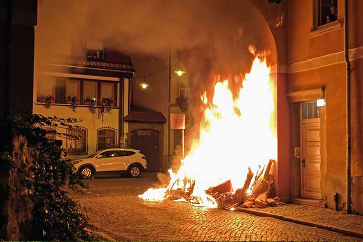 Vor einem Mehrfamilienhaus in der Moritzstraße brannte abgelegter Sperrmüll.