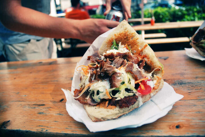Auch der Döner gibt an Karneval eine gute Zwischenmahlzeit ab.