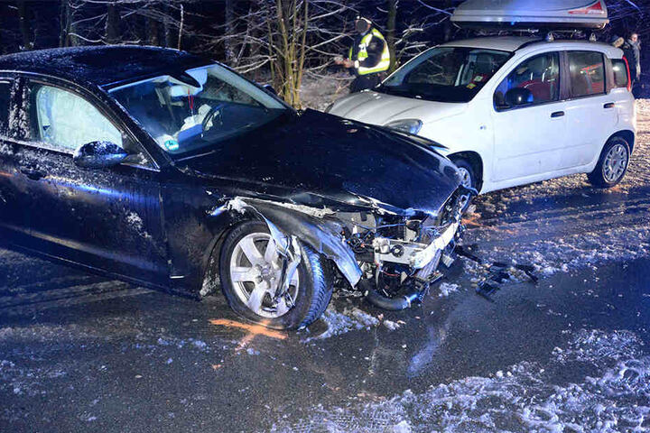Eine 28-jährige Frau musste nach dem Zusammenstoß schwer verletzt ins Krankenhaus.