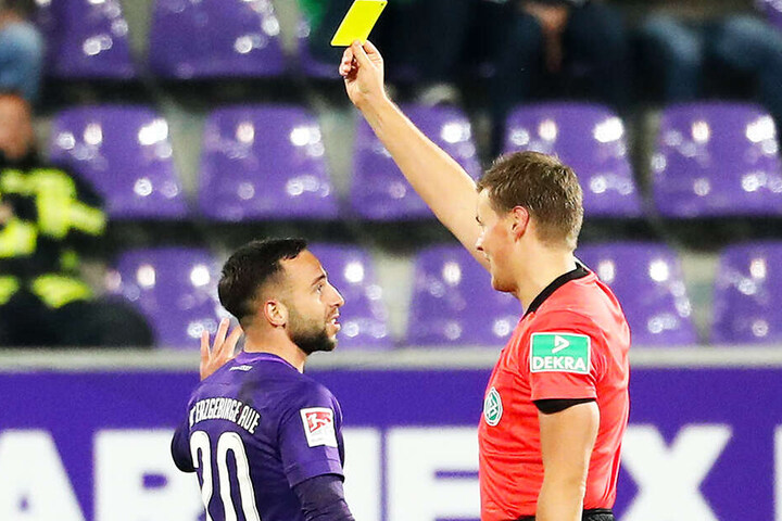 Calogero Rizzuto war der fleißigste Kartensammler, zwölfmal bekam er Gelb. Hier von Schiedsrichter Thorben Siewer beim 0:2 gegen Sandhausen.