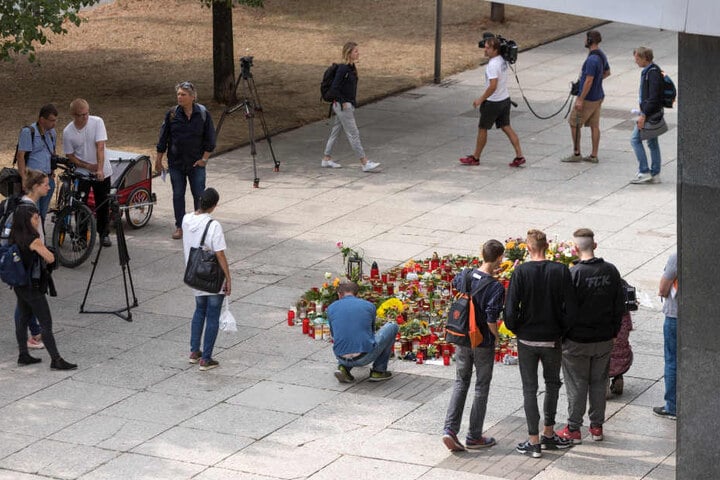 Auch am Dienstag wurden wieder Blumen am Tatort niedergelegt. Hier wurde Daniel H. († 35) erstochen.