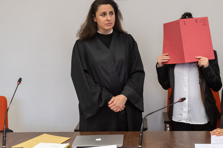 Die Vorwürfe gegen Jennifer W. (r.) wiegen schwer, ein kleines Mädchen ist tot.