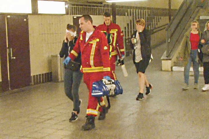 Sanitäter kümmern sich um die Verletzten.