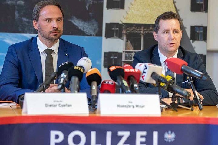 Dieter Csefan (l), Beamter der österreichischen Polizei, und Hansjörg Mayr, Staatsanwalt in Innsbruck, sprechen bei einer Pressekonferenz über die Doping-Razzia mit sieben Festnahmen bei den Nordischen Ski-Weltmeisterschaften in Seefeld.