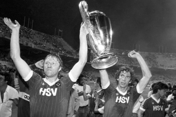 Horst Hrubesch (links) nach dem Sieg im Endspiel zwischen HSV und Juventus Turin im Pokal der Landesmeister 1983. (Archivbild)