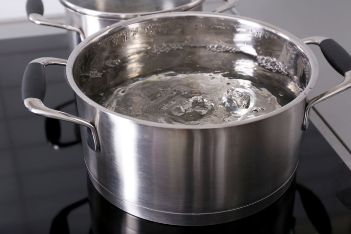 Die 30-Jährige schüttete ihrer Kontrahentin einen Topf mit kochendem Wasser über den Arm. (Symbolbild)