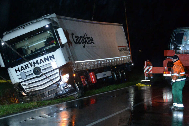 Mit einem Spezialunternehmen wurde der Lkw geborgen.