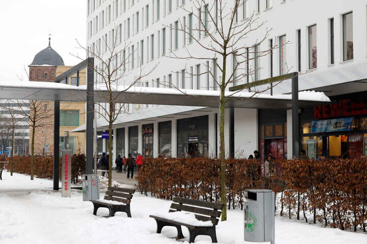 Auf einer Bank am Wall fiel der Vergewaltiger über sein Opfer her.