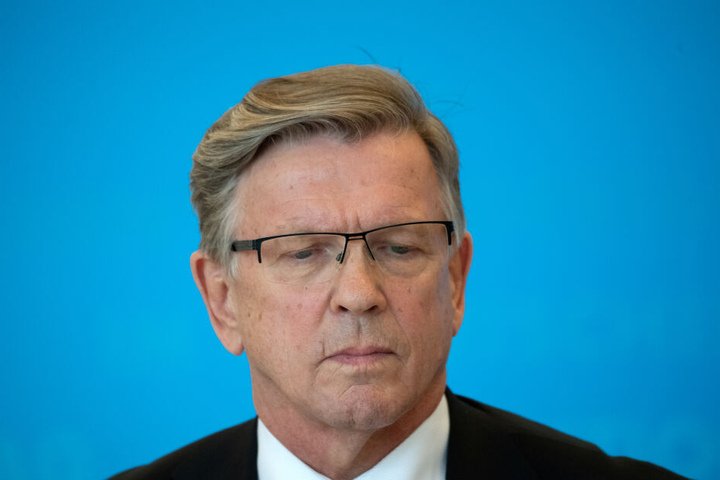Gerold Otten (AfD), Kandidat seiner Partei für das Amt eines weiteren Vizepräsidenten des Bundestages, gibt nach der Abstimmung ein Statement. Die AfD ist auch mit ihrem neuen Kandidaten Gerold Otten bei der Wahl zum Bundestagsvizepräsidenten gescheitert.