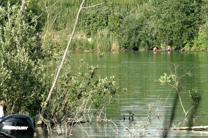 Alarmierte Rettungskräfte suchen in einem Weiher bei Mötzing im Landkreis Regensburg nach einem Mann.