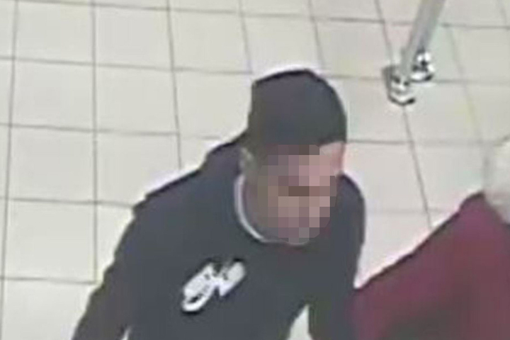 Der 20-Jährige und die 16-Jährige sollen eine Jugendliche geschlagen und getreten haben.