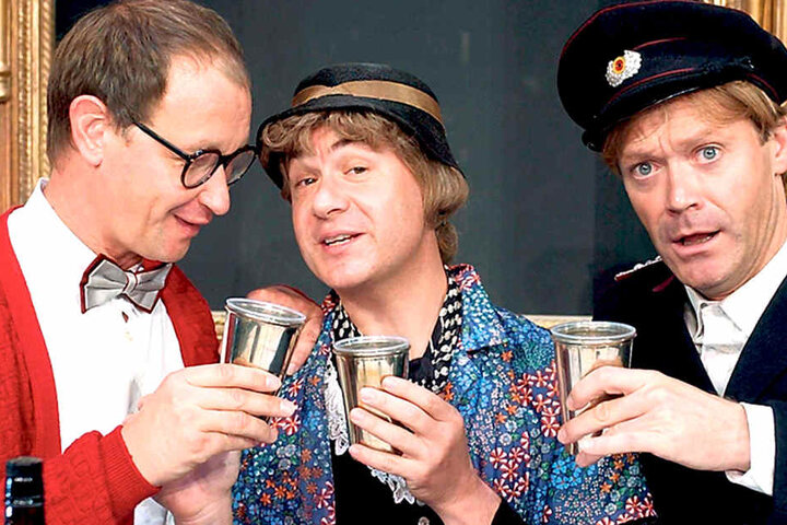 Einen Anlass zum Feiern fanden Peter Kube (l.) und Jürgen Haase (r.) immer -
2003 war es der 79. Geburtstag von Ilse Bähnert (Mitte) alias Tom Pauls.