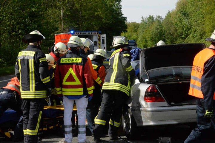 Ein Notarzt versorgte den Mann nach seiner Rettung aus dem Autowrack.