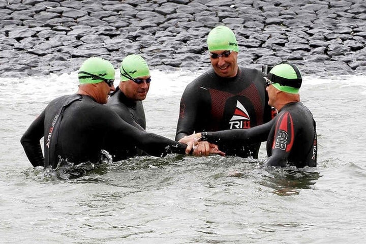 Das Sportler-Team um Stev "Theo" Theloke (39) schwimmt, radelt und läuft 300 Kilometer weit quer durch die Nordsee.