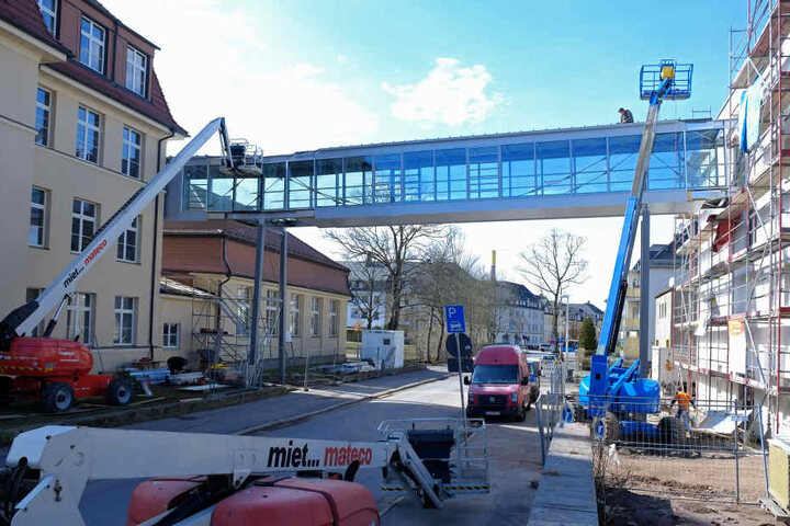 Eine neue Glas-Stahl-Brücke führt die Schüler des Evangelischen Schulzentrums ab nächstem Schuljahr sicher und trocken über die Helmholtzstraße.