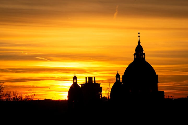 Die Sonne geht hinter der St.Lukas Kirche unter. Klimaaktivisten wollen die Kirchen auf ihrer Seite bringen.
