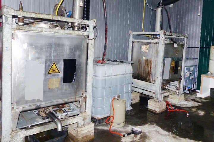 Ein großes Drogenlabor befand sich in der Lagerhalle.