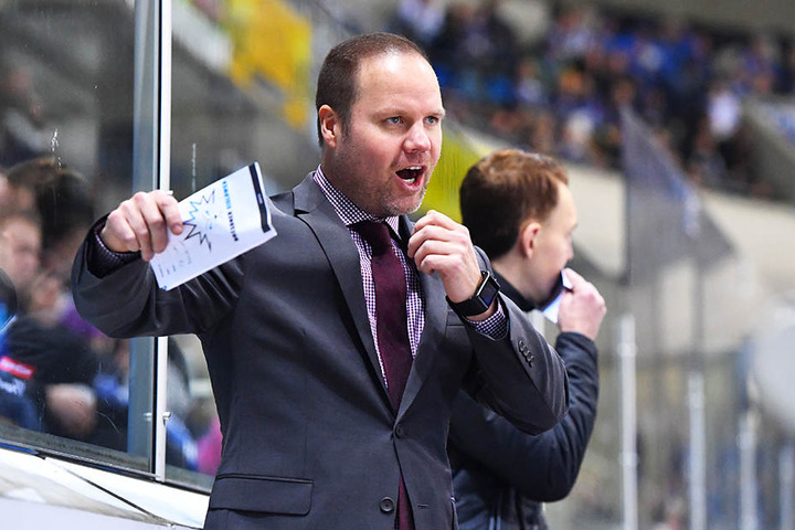 Coach Bradley Gratton greift durch. Der 48-Jährige will die Eislöwen wieder auf Erfolgsspur führen.